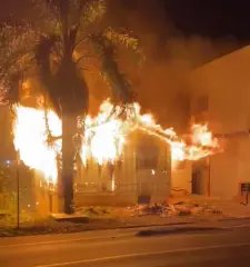 (VÍDEO) Casa pega fogo após moradores de rua acenderem fogueira - 1