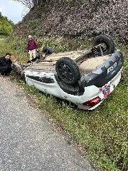 Motorista bate em barranco e capota carro no Nova Brasília - 2