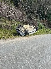 Motorista bate em barranco e capota carro no Nova Brasília - 1