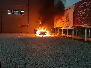 (VÍDEO) Carro é destruído por incêndio em estacionamento no Centro II - 1