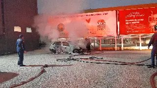(VÍDEO) Carro é destruído por incêndio em estacionamento no Centro II - 3