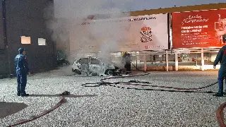 (VÍDEO) Carro é destruído por incêndio em estacionamento no Centro II - 4