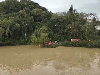 Bombeiros seguem buscas por pessoa desaparecida no rio - 1