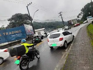 Colisão entre dois carros mobiliza bombeiros em Guabiruba - 3