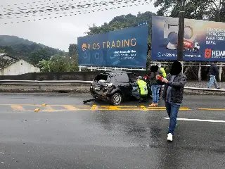 Colisão entre dois carros mobiliza bombeiros em Guabiruba - 4
