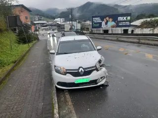 Colisão entre dois carros mobiliza bombeiros em Guabiruba - 1