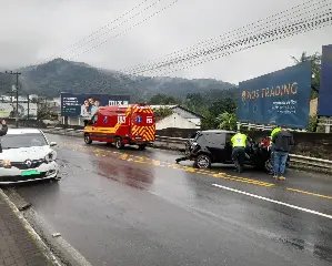 Colisão entre dois carros mobiliza bombeiros em Guabiruba - 2