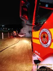 Homem fica ferido após tentar apagar incêndio de Fusca, em Gaspar - 3