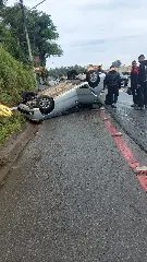 (VÍDEO) Carro sai de pista e capota no Limoeiro - 1