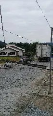 Caminhão se enrosca em fios e derruba poste  - 1