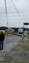 Caminhão se enrosca em fios e derruba poste  - 5
