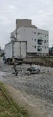 Caminhão se enrosca em fios e derruba poste  - 3
