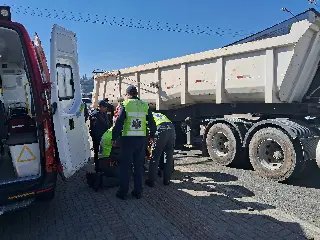 (VÍDEO) Moto fica presa no rodado da carreta e mulher sai quase ilesa - 1