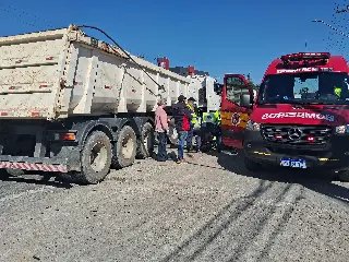 (VÍDEO) Moto fica presa no rodado da carreta e mulher sai quase ilesa - 3