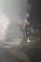 Incêndio destrói carro na Rodovia Antônio Heil - 1