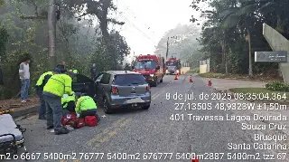 Motorista fica ferido após carro bater em poste em Brusque - 2