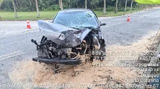 Motorista fica ferido após carro bater em poste em Brusque - 1