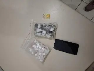 Motociclista cai, é socorrido e acaba preso com mais de 80 porções de drogas - 1