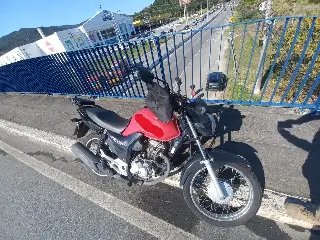 Motociclista morre após ser arremessado de viaduto e atropelado por carro - 1