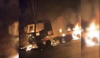 (VÍDEO) Caminhão pega fogo e bloqueia estrada na BR-282 - 1