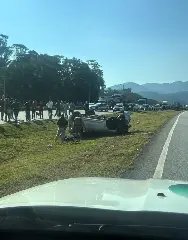 (VÍDEO) Homem tenta fugir da polícia, capota carro e acaba preso em SC - 2