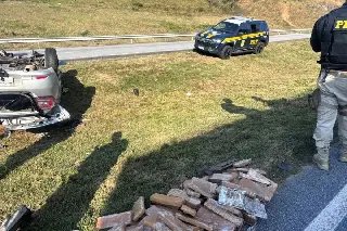 (VÍDEO) Homem tenta fugir da polícia, capota carro e acaba preso em SC - 1
