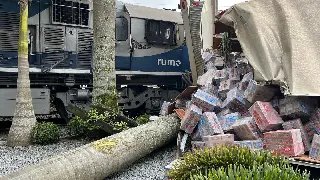 Caminhão invade ferrovia e é atingido por trem em SC - 1