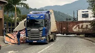 Caminhão invade ferrovia e é atingido por trem em SC - 3
