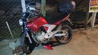 Impacto da colisão entre carro e moto faz capacete rachar - 1