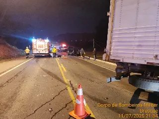 (VÍDEO) Grave colisão entre carro, caminhão e moto deixa três feridos em Brusque - 5