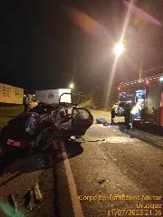 (VÍDEO) Grave colisão entre carro, caminhão e moto deixa três feridos em Brusque - 2