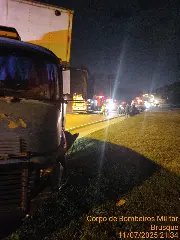 (VÍDEO) Grave colisão entre carro, caminhão e moto deixa três feridos em Brusque - 4