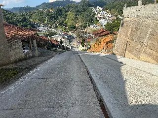 Rua íngreme na Primeiro de Maio passa por obra de concretagem - 1