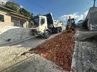 Rua íngreme na Primeiro de Maio passa por obra de concretagem - 2