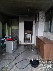 Incêndio atinge quitinete e deixa jovem ferido por inalação de fumaça  - 4