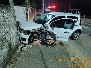 Mulher fica ferida após carro colidir contra muro - 1