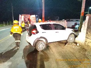 Mulher fica ferida após carro colidir contra muro - 2