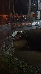 (VÍDEO) Carro sai da pista e cai em córrego no bairro São Pedro - 1