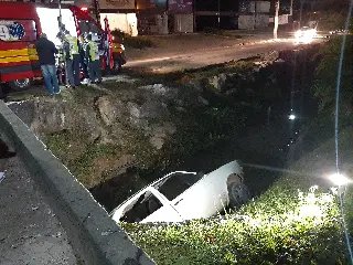 (VÍDEO) Carro sai da pista e cai em córrego no bairro São Pedro - 3
