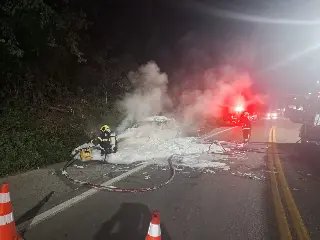 (VIDEO) Carro é completamente destruído pelo fogo no Centro ll - 2