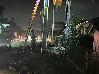 (VÍDEO) Carro capota e fica destruído após bater em poste no Dom Joaquim - 3
