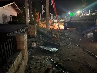 (VÍDEO) Carro capota e fica destruído após bater em poste no Dom Joaquim - 1
