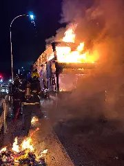 Ônibus que levava 45 pessoas pega fogo e ninguém fica ferido - 2