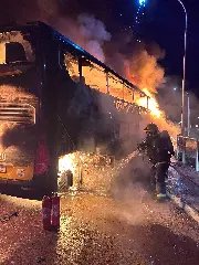 Ônibus que levava 45 pessoas pega fogo e ninguém fica ferido - 3