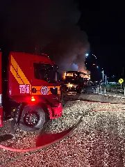 Ônibus que levava 45 pessoas pega fogo e ninguém fica ferido - 8