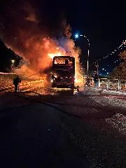 Ônibus que levava 45 pessoas pega fogo e ninguém fica ferido - 6