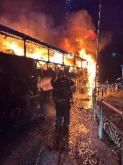 Ônibus que levava 45 pessoas pega fogo e ninguém fica ferido - 5