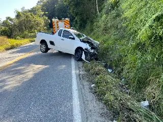 Colisão entre veículos deixa feridos na SC-108, entre Brusque e São João Batista - 1