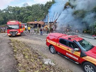 Bombeiros controlam incêndio em estabelecimento comercial após teto desabar - 1