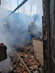 Bombeiros controlam incêndio em estabelecimento comercial após teto desabar - 2